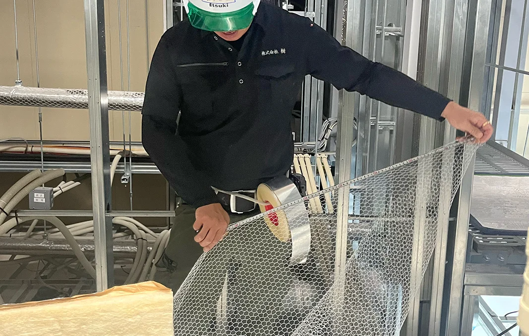 現場で作業するスタッフ